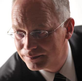 Portraitfoto von Stefan Bornemann im Anzug